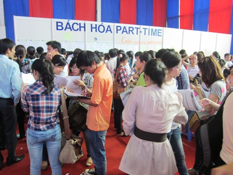 Gần 9 000 sinh viên của các trường kinh tế tham dự “Siêu thị việc làm 2012
